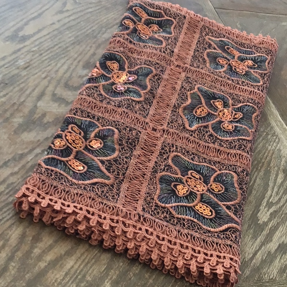 Beautiful table runner - Picture 2 of 14